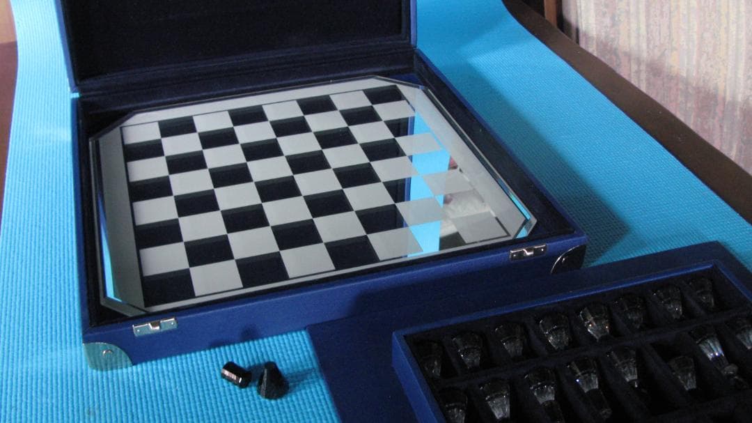 呪われたスワロフスキー・チェスセット