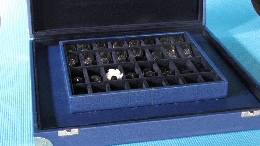 呪われたスワロフスキー・チェスセット