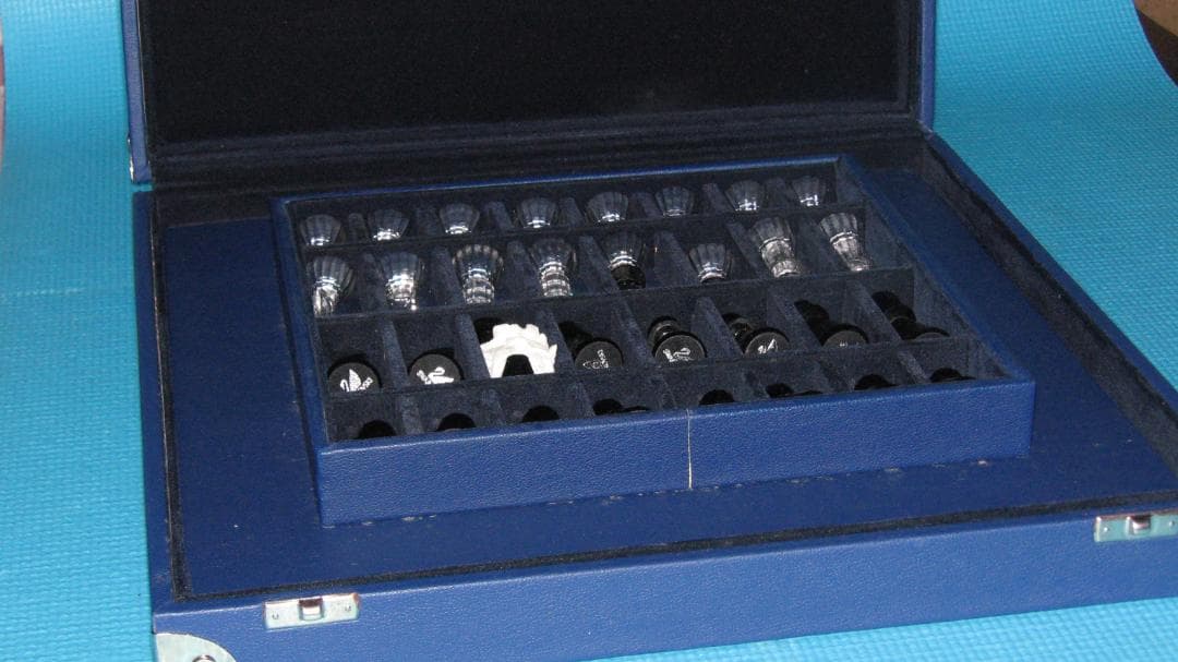 呪われたスワロフスキー・チェスセット