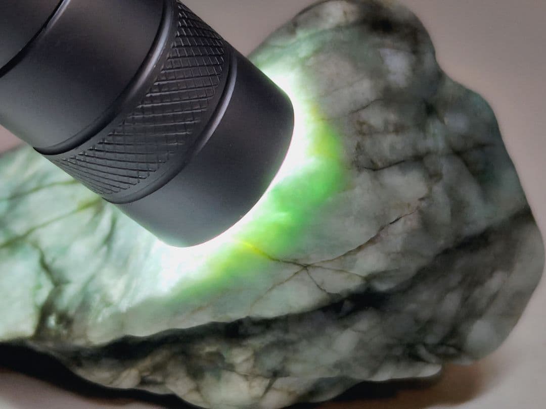 コン沢 136g 翡翠 ヒスイ 原石 鑑賞石 自然石 誕生石 鉱物 鉱石 水石