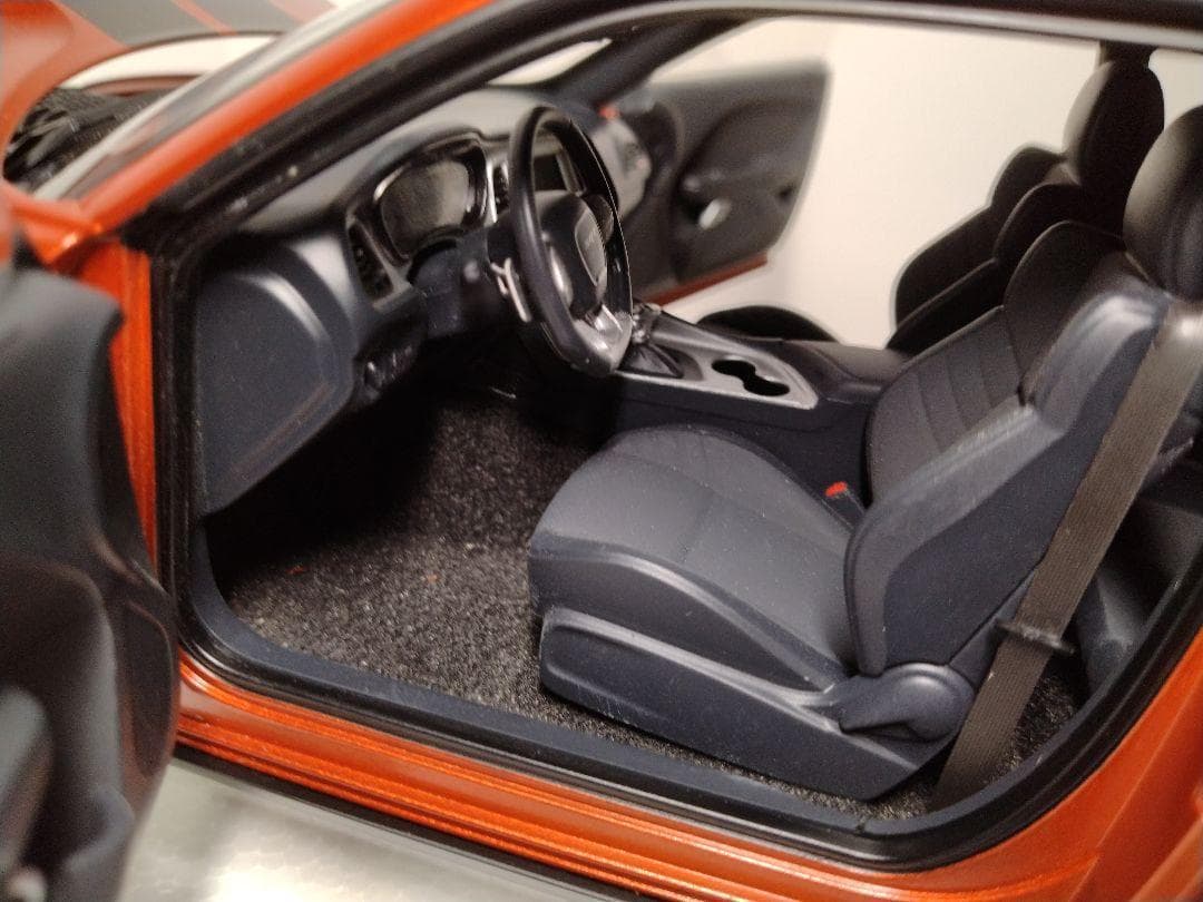 27　オートアート　1/18　ダッジチャレンジャー　SRT HELLCAT