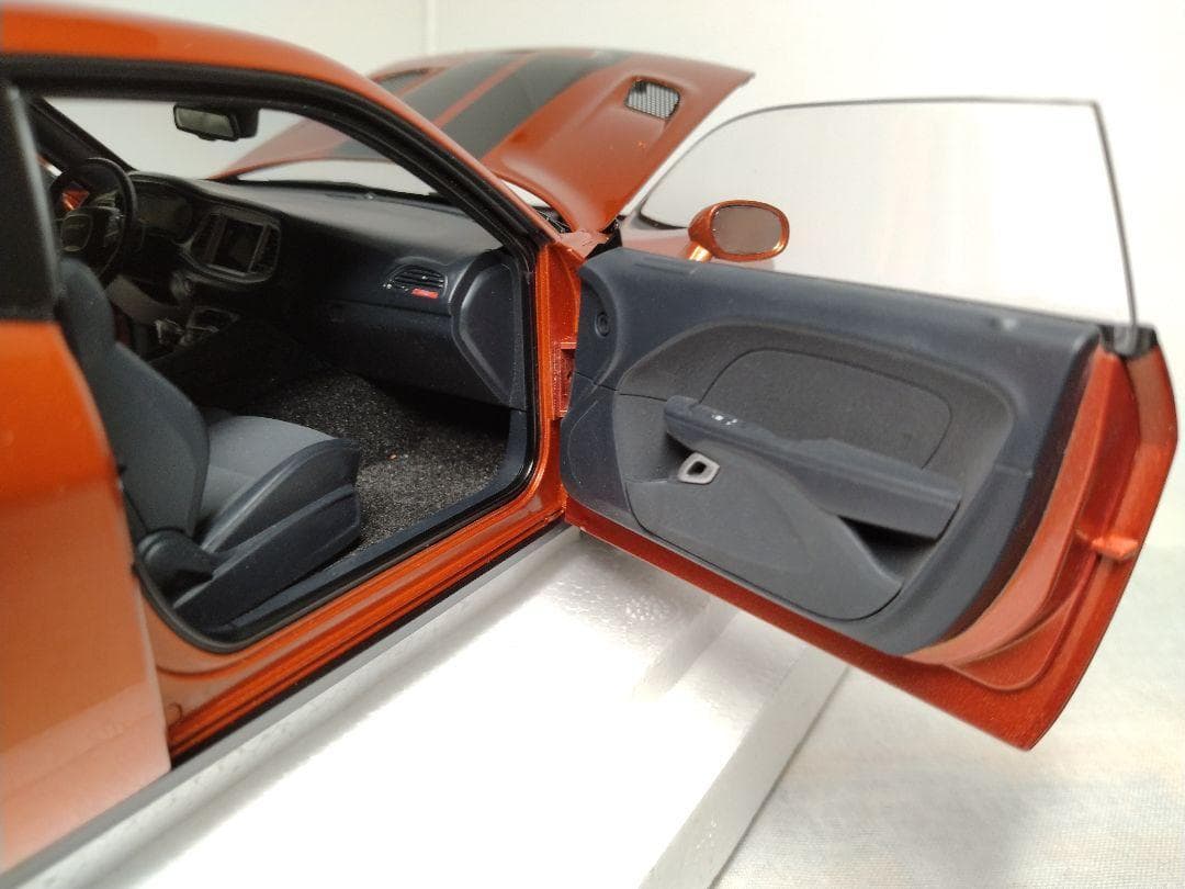 27　オートアート　1/18　ダッジチャレンジャー　SRT HELLCAT