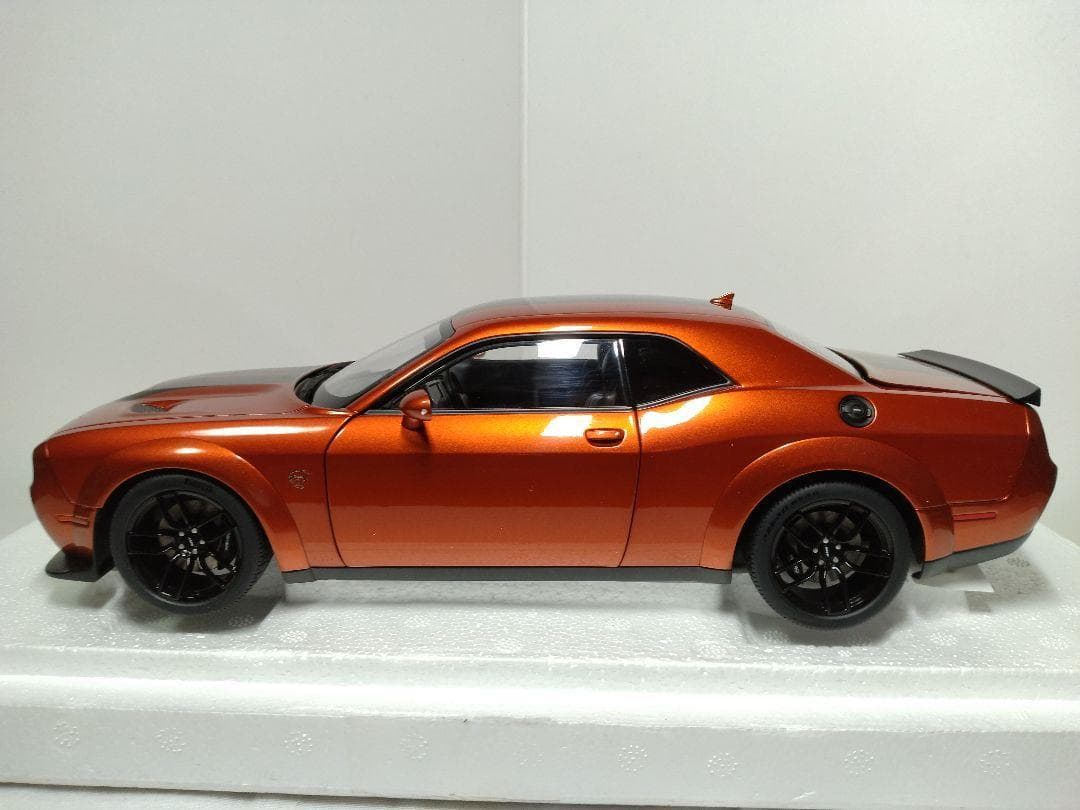 27　オートアート　1/18　ダッジチャレンジャー　SRT HELLCAT
