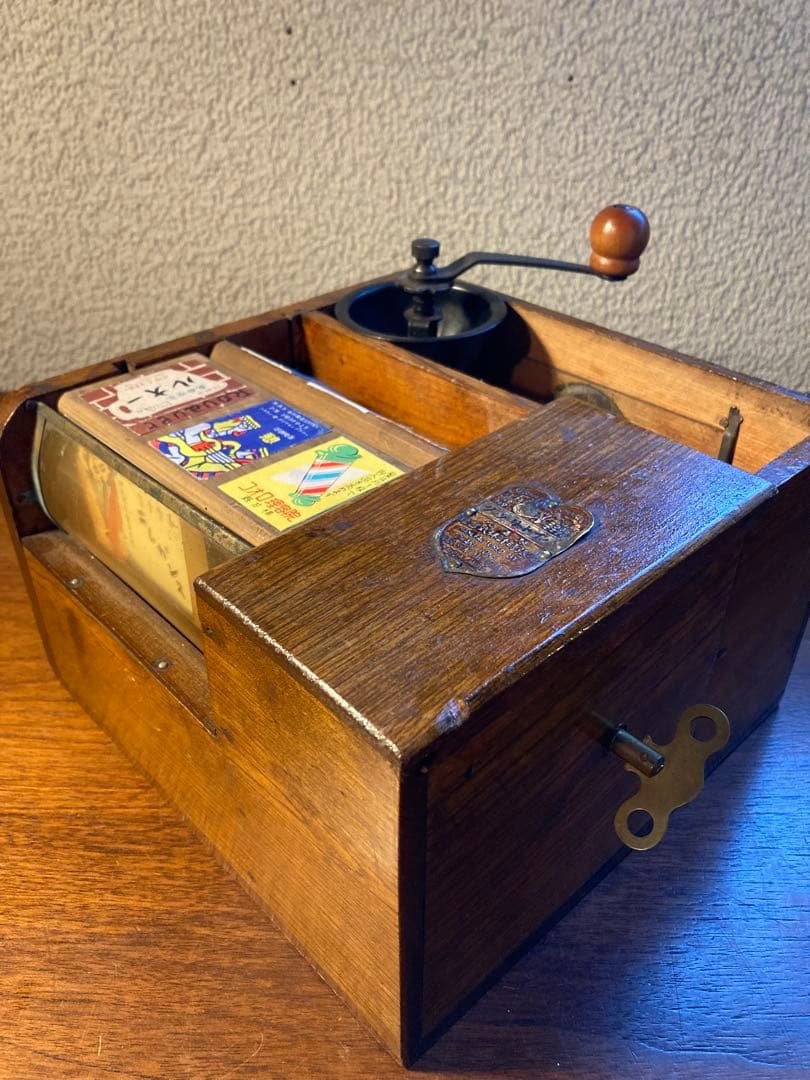 連休特価　喫茶店巡り　ＢＯX ゼンマイを回すとゆっくりボードが回転します。