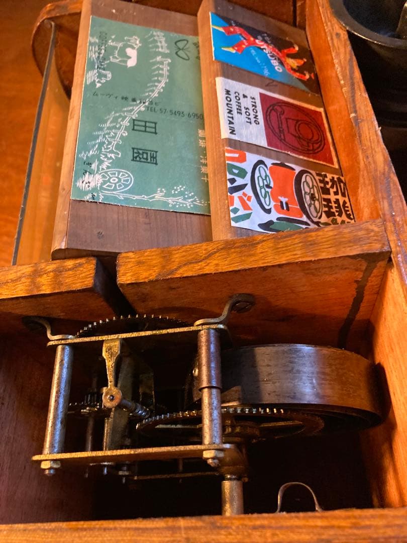 連休特価　喫茶店巡り　ＢＯX ゼンマイを回すとゆっくりボードが回転します。