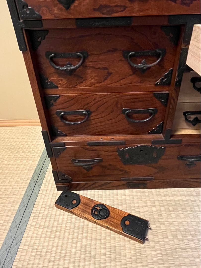 岩谷堂　伝統的な日本の木製タンス