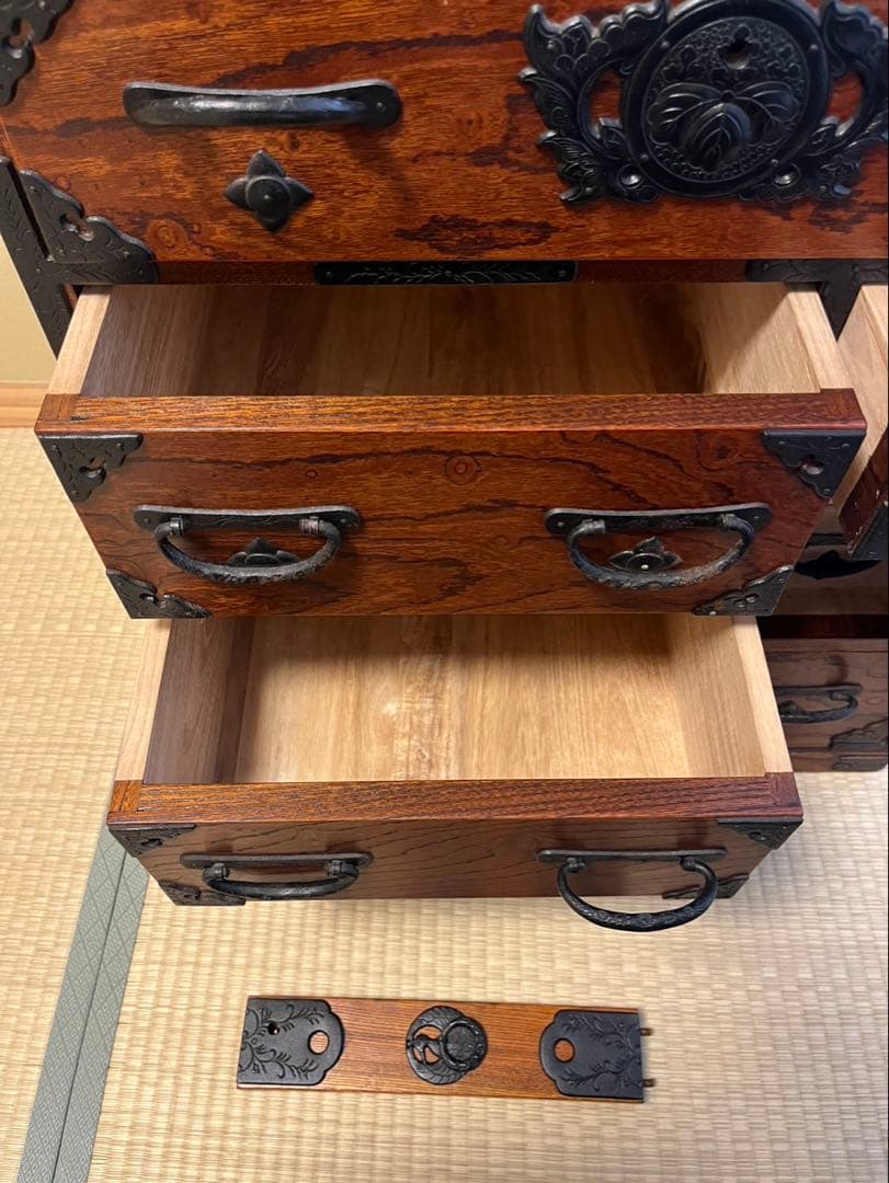 岩谷堂　伝統的な日本の木製タンス