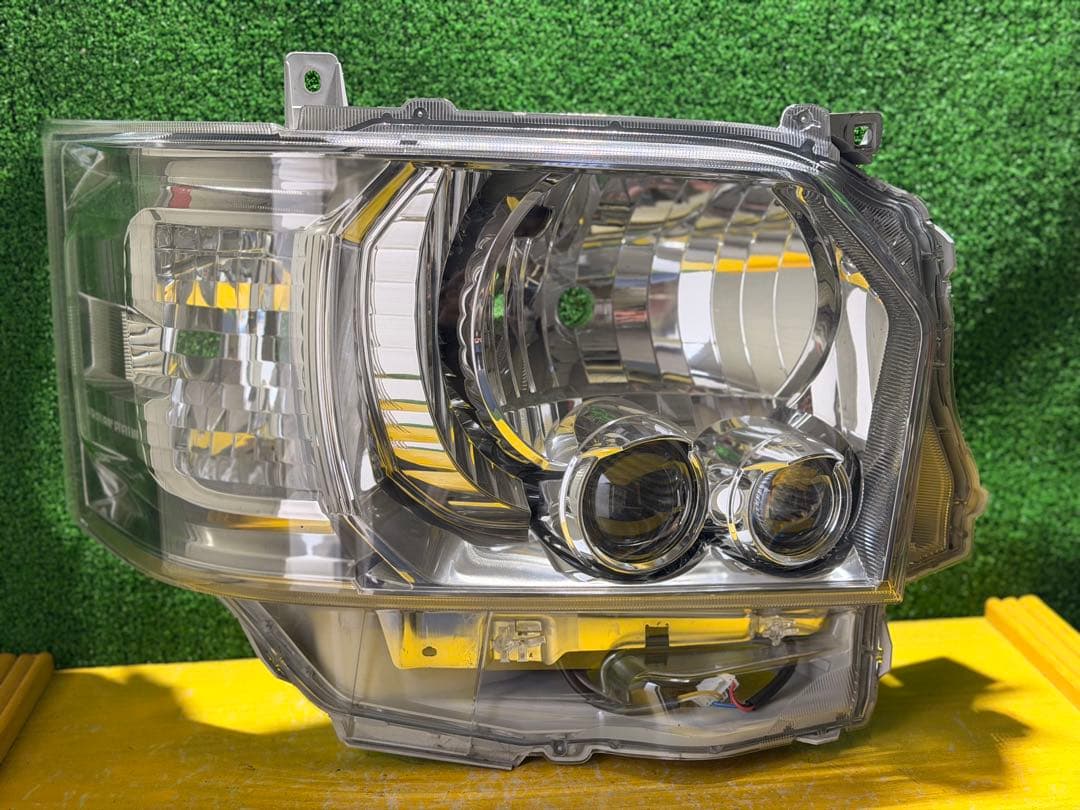 トヨタ 200系ハイエース 後期LED ヘッドライト KOITO 26-137右