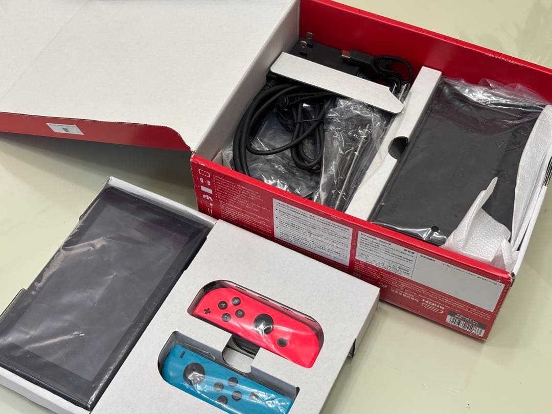 ぐ*様 Nintendo Switch 本体 青/赤 Joy-Con付き　新品同