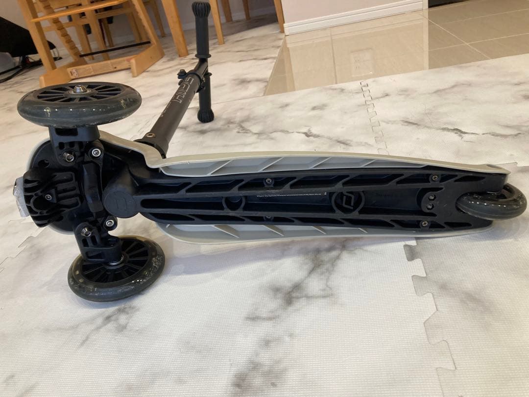 ハイウェイキック3LEDアッシュ　キックボードキッズスクーター足けり子供の乗り物