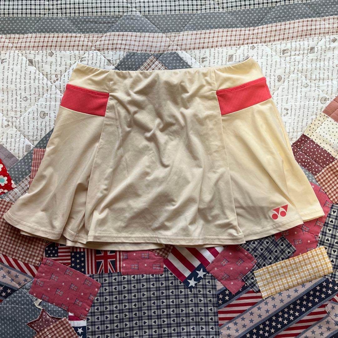 YONEX テニスウェアピンク Tシャツとベージュスカート