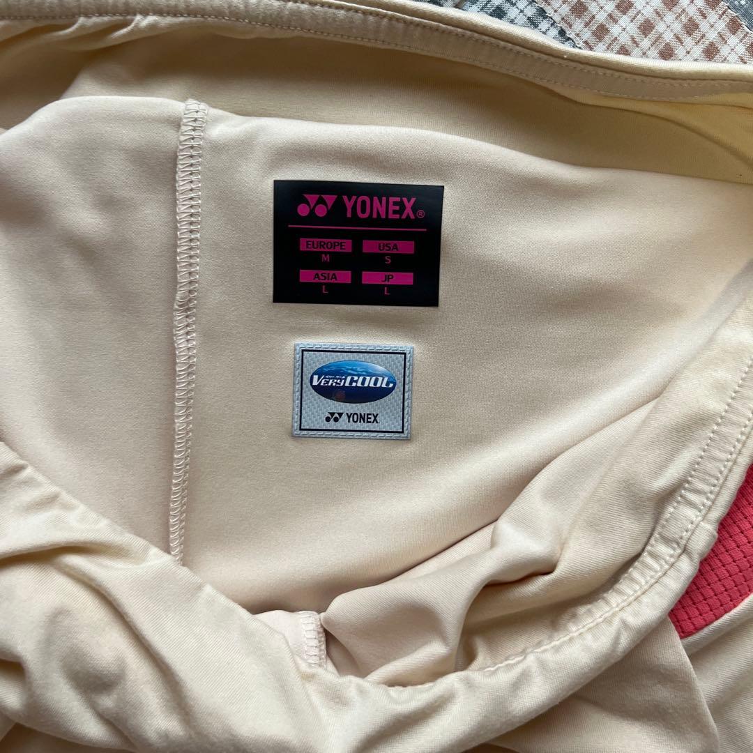 YONEX テニスウェアピンク Tシャツとベージュスカート