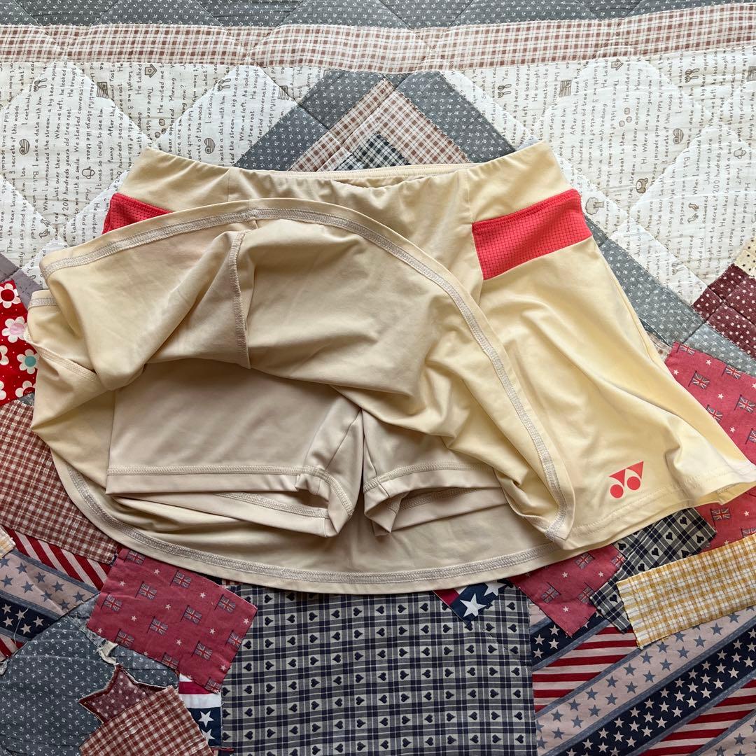 YONEX テニスウェアピンク Tシャツとベージュスカート