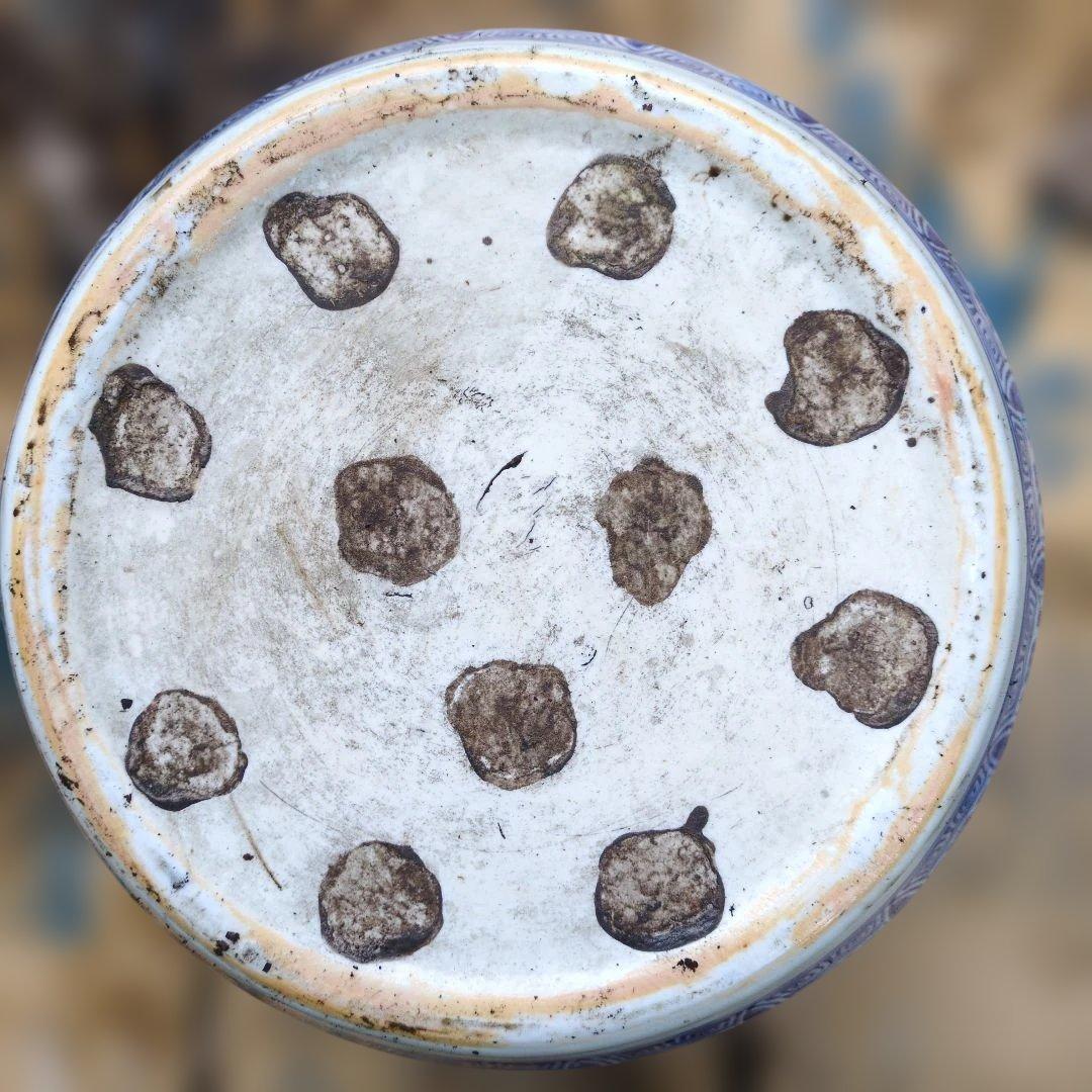 青白い山水画の陶器。火鉢、植木水鉢、 約30cm　高さ：約25.5cm