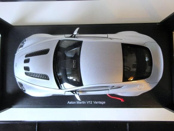 特価 AUTOart (1/18) アストンマーチン V12 Vantage