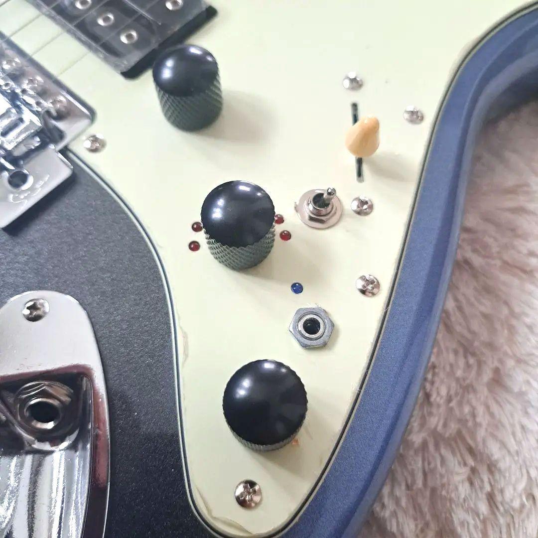 高品質アルダー材とローステッドメイプルネックを採用したプロ仕様のスマートギター