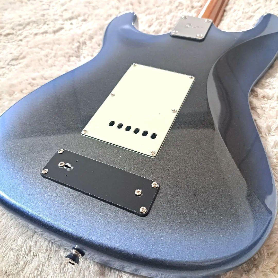 高品質アルダー材とローステッドメイプルネックを採用したプロ仕様のスマートギター