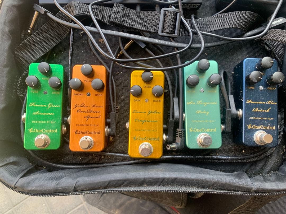 「One Control」のミニペダル5個を組み込んだエフェクターバッグ