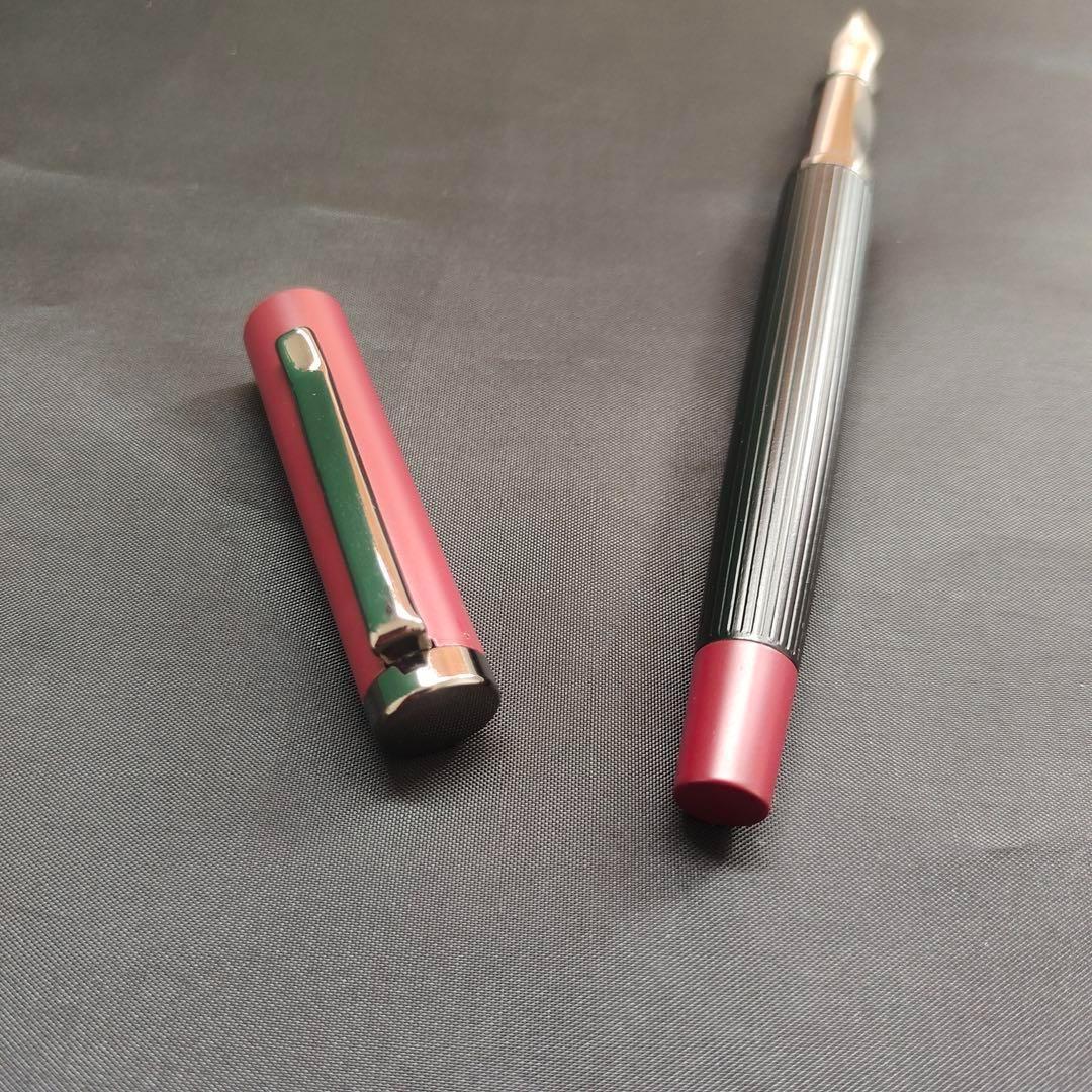 @赤と黒のストライプ万年筆