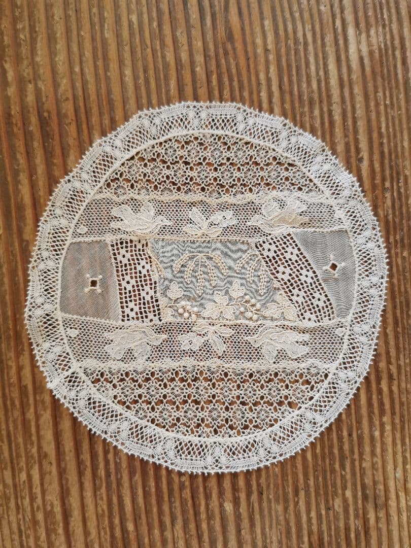 アンティーク 花咲く野を飛ぶバード アランソンレース ✜ 糸花刺繍✾ドイリー