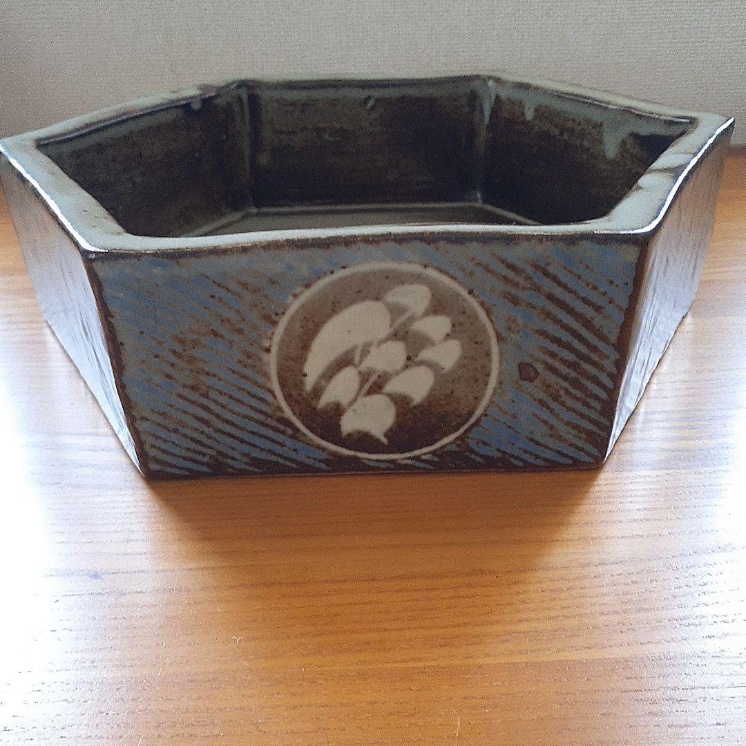 益子焼 人間国宝 島岡達三作　地釉象嵌草花文六角鉢