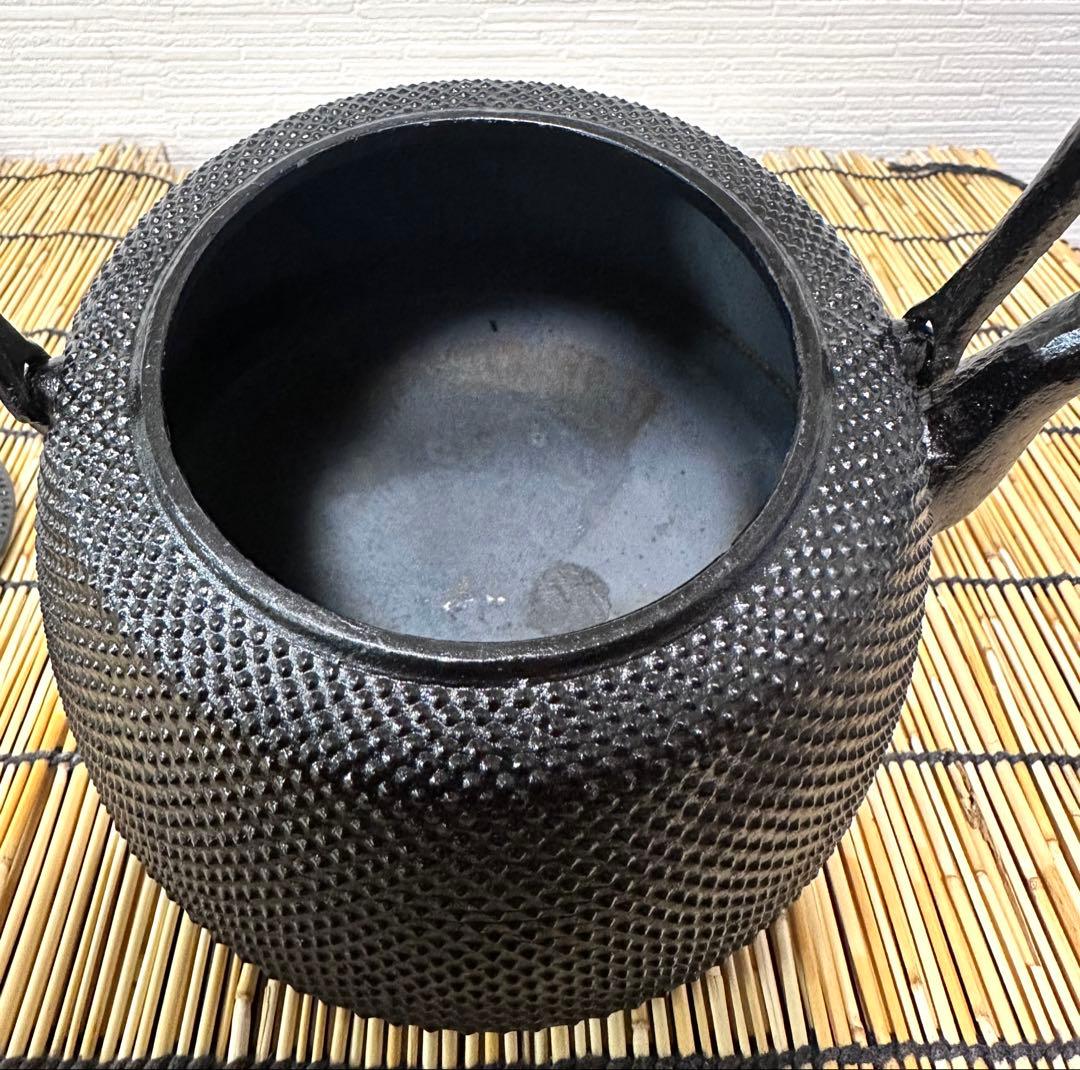 未使用品　南部岩鋳四代目清末作 　真作保証　１８型九重アラレ　南部鉄瓶