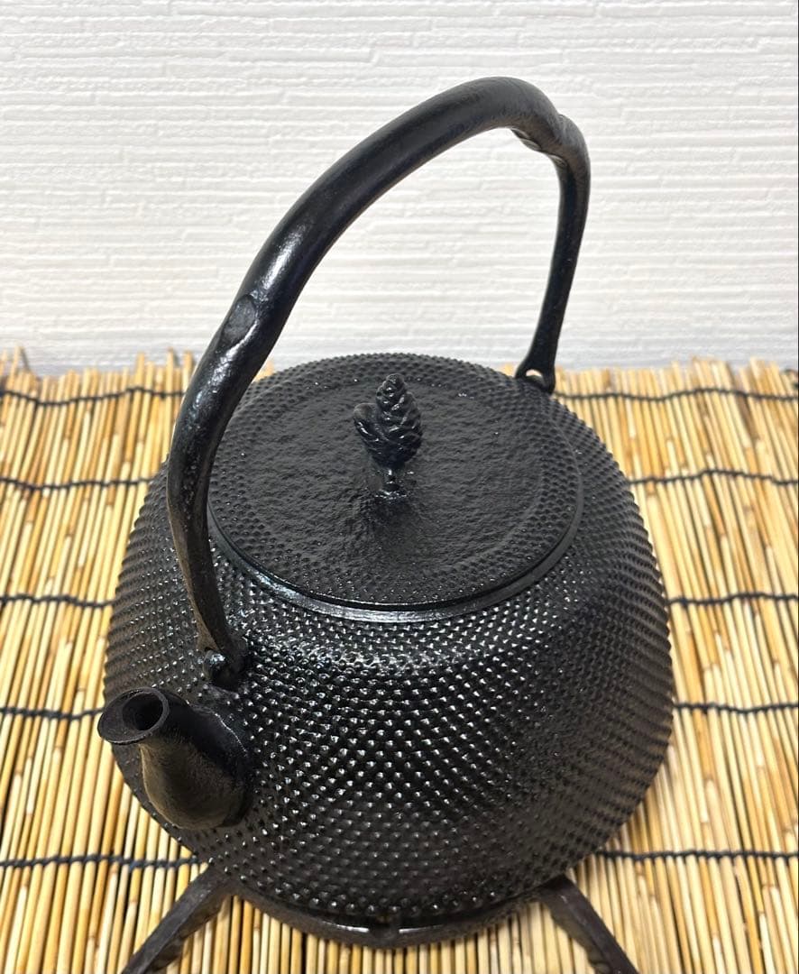 未使用品　南部岩鋳四代目清末作 　真作保証　１８型九重アラレ　南部鉄瓶