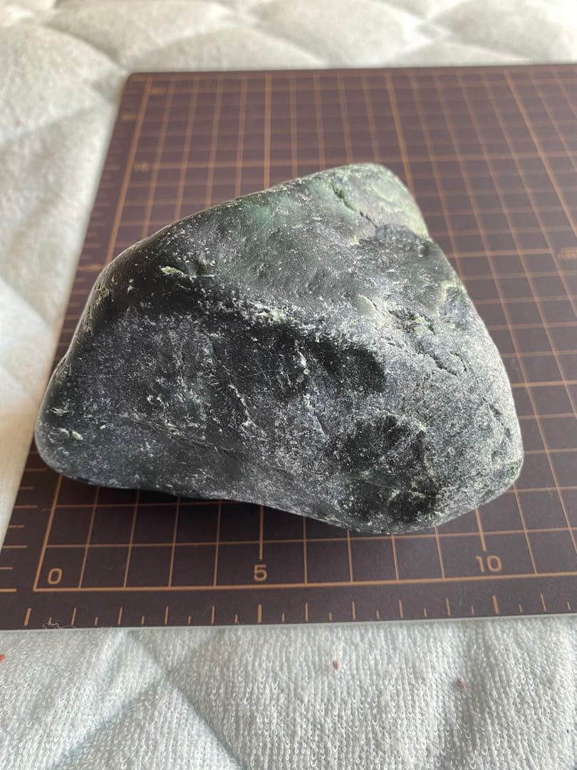 原石　糸魚川　黒翡翠　鑑賞石　770g