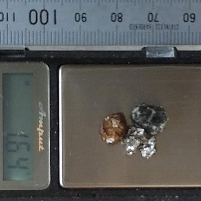 1.64g　国産鉱物3点セット　玻璃斑岩　玉鋼　ガーネット　ケース付き