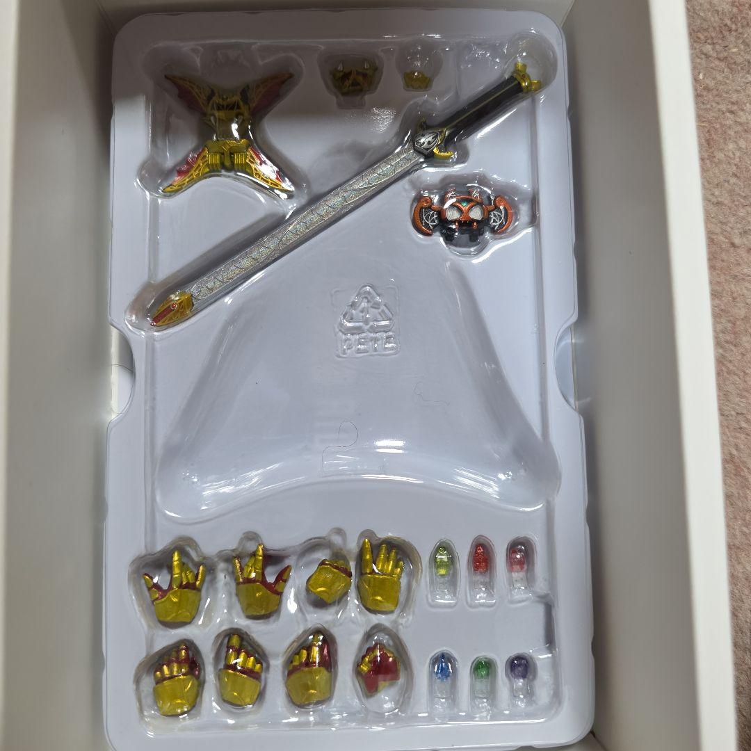 s.hフィギュアーツ　真骨彫製法仮面ライダーキバ　エンペラーフォーム