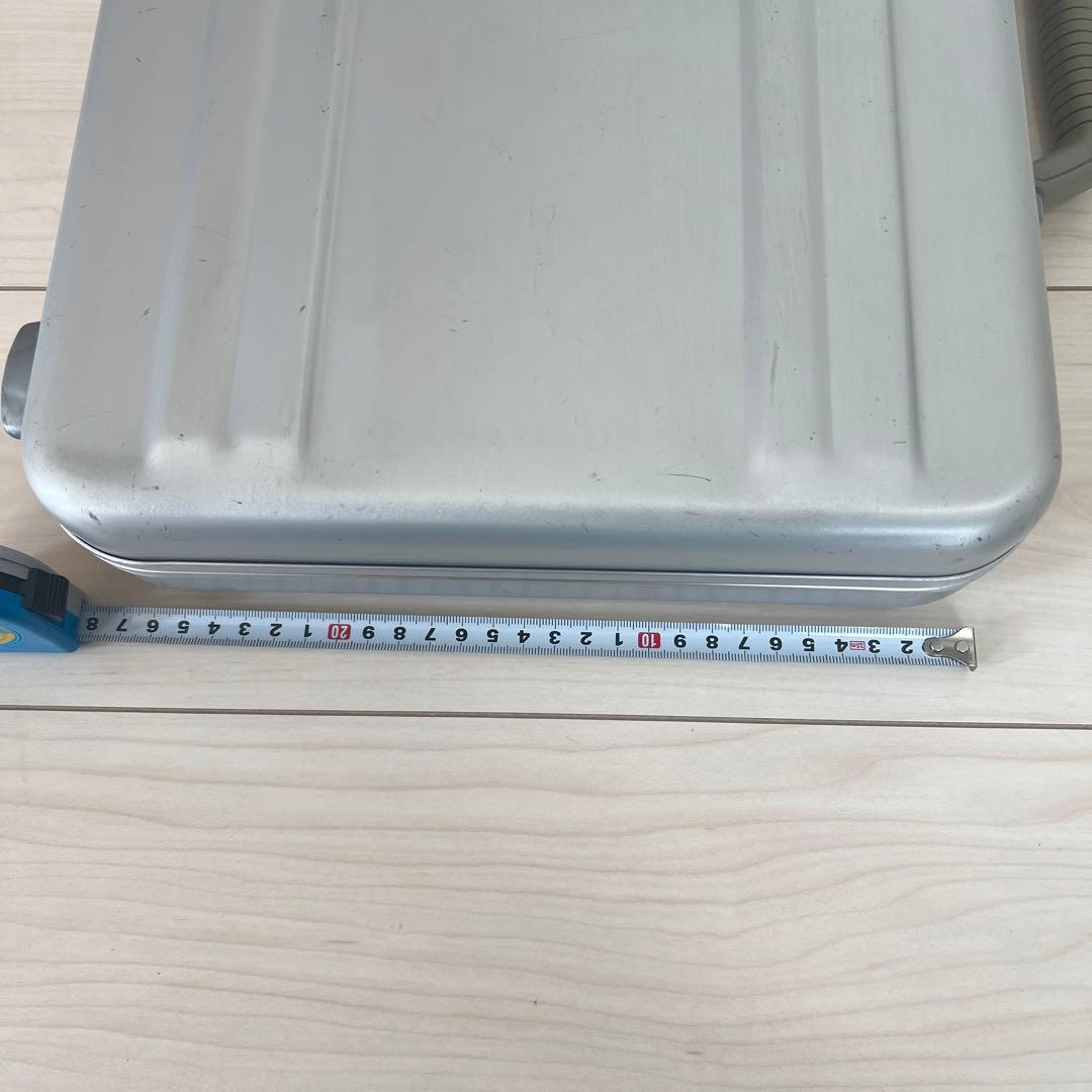 【￼大人気】ゼロハリバートン シルバーアタッシュケース 約28cm✖️約41cm