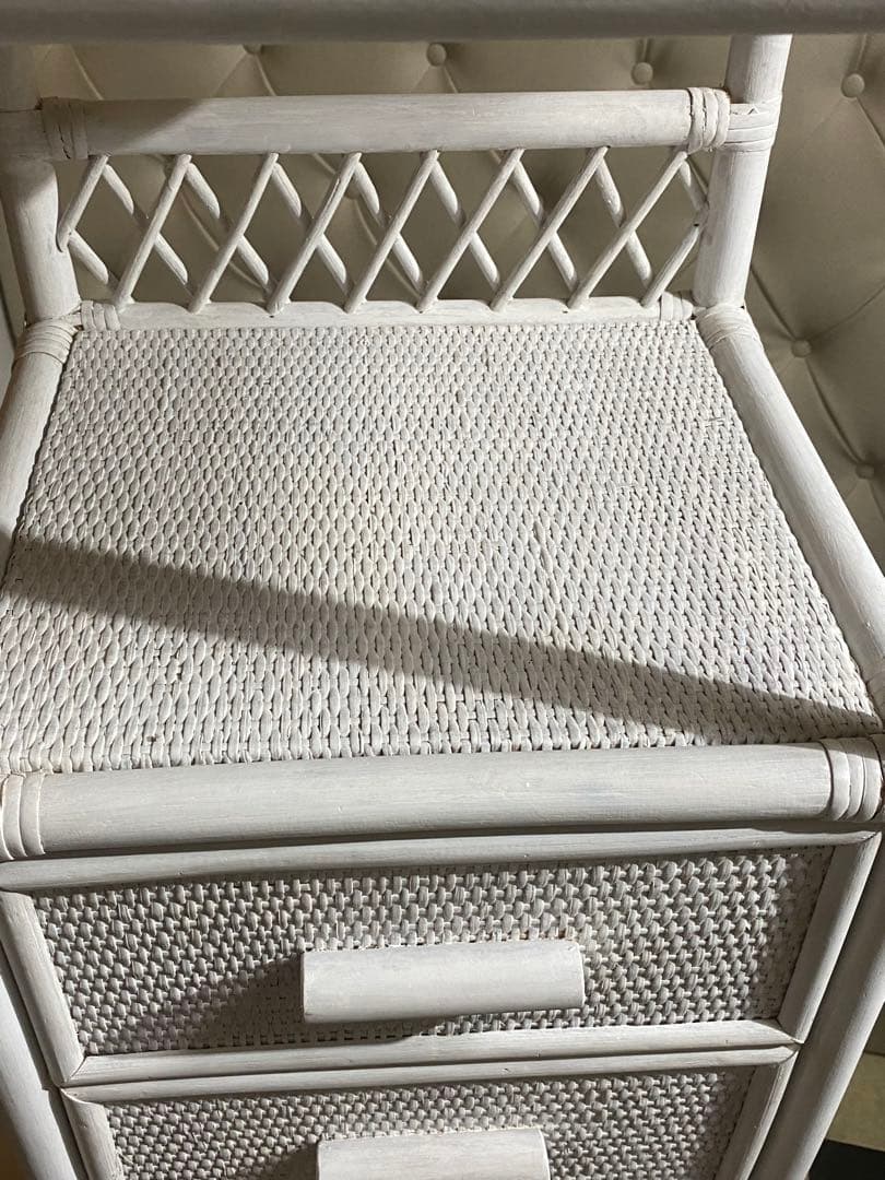 希少 デザイン♦️飾り棚付き コンパクト 収納♦️便利な３段引き出し♦️ホワイトラタン