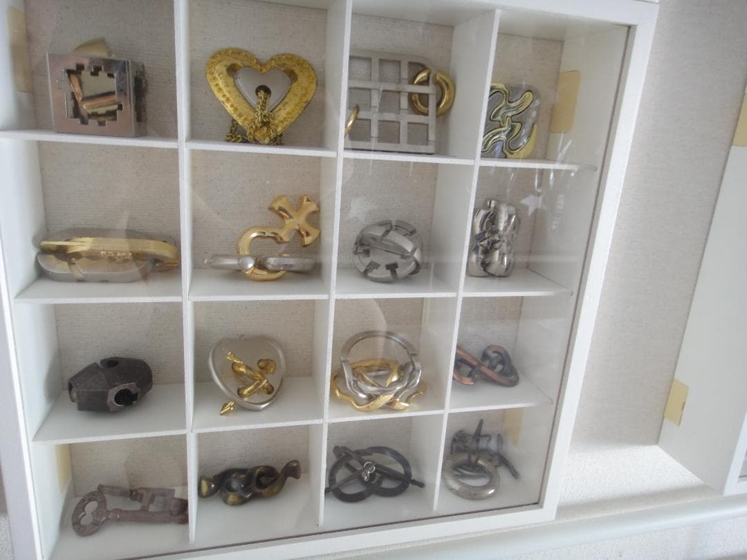 ハナヤマ キャストパズル・はずる 85点 ＋ 他10点　壁固定ショーケース付き