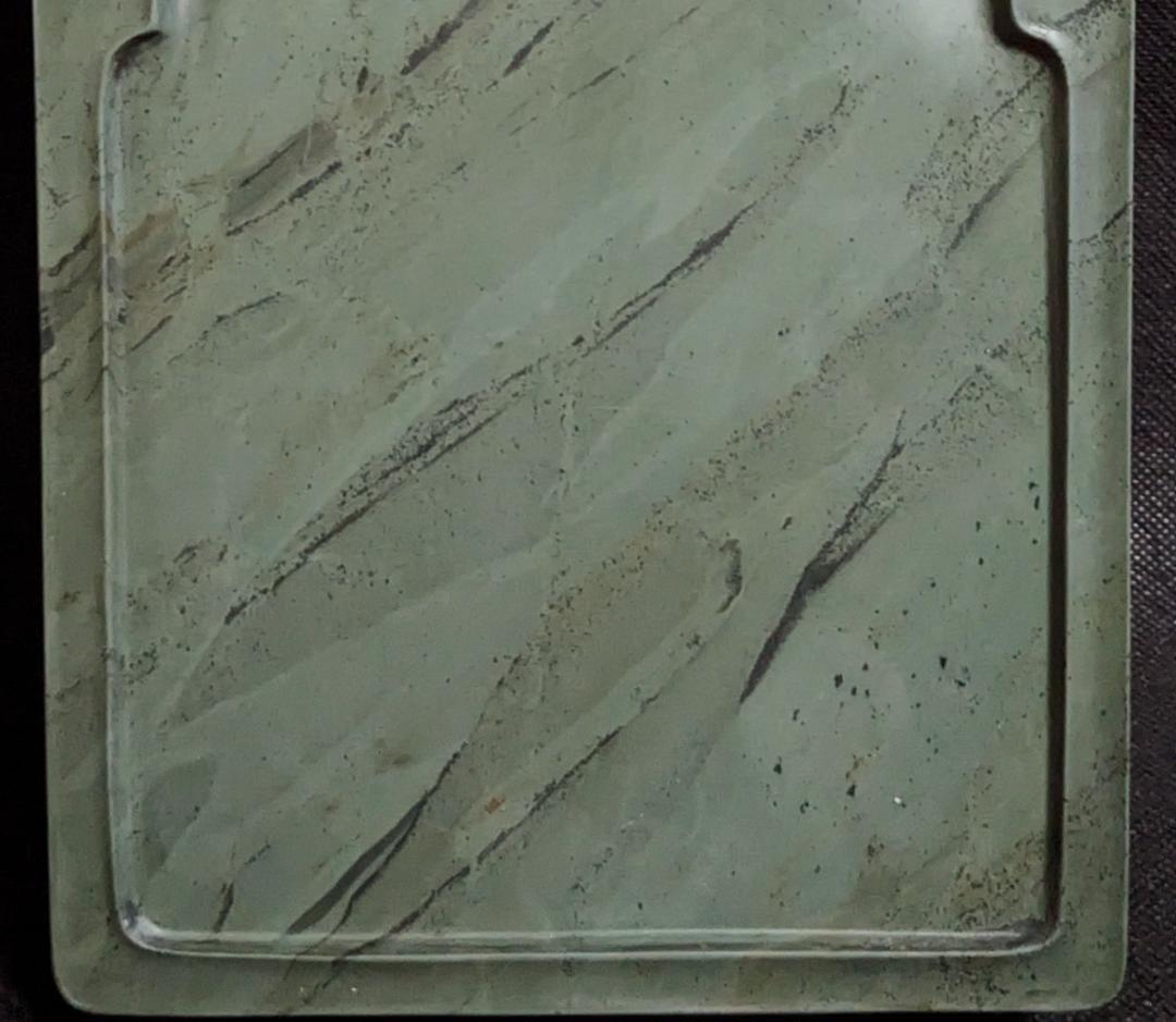 【五台山緑石の門字抄手硯】◆約8.6吋◆群微点状波紋の潤緑美石◆神獣文◆唐木塗箱