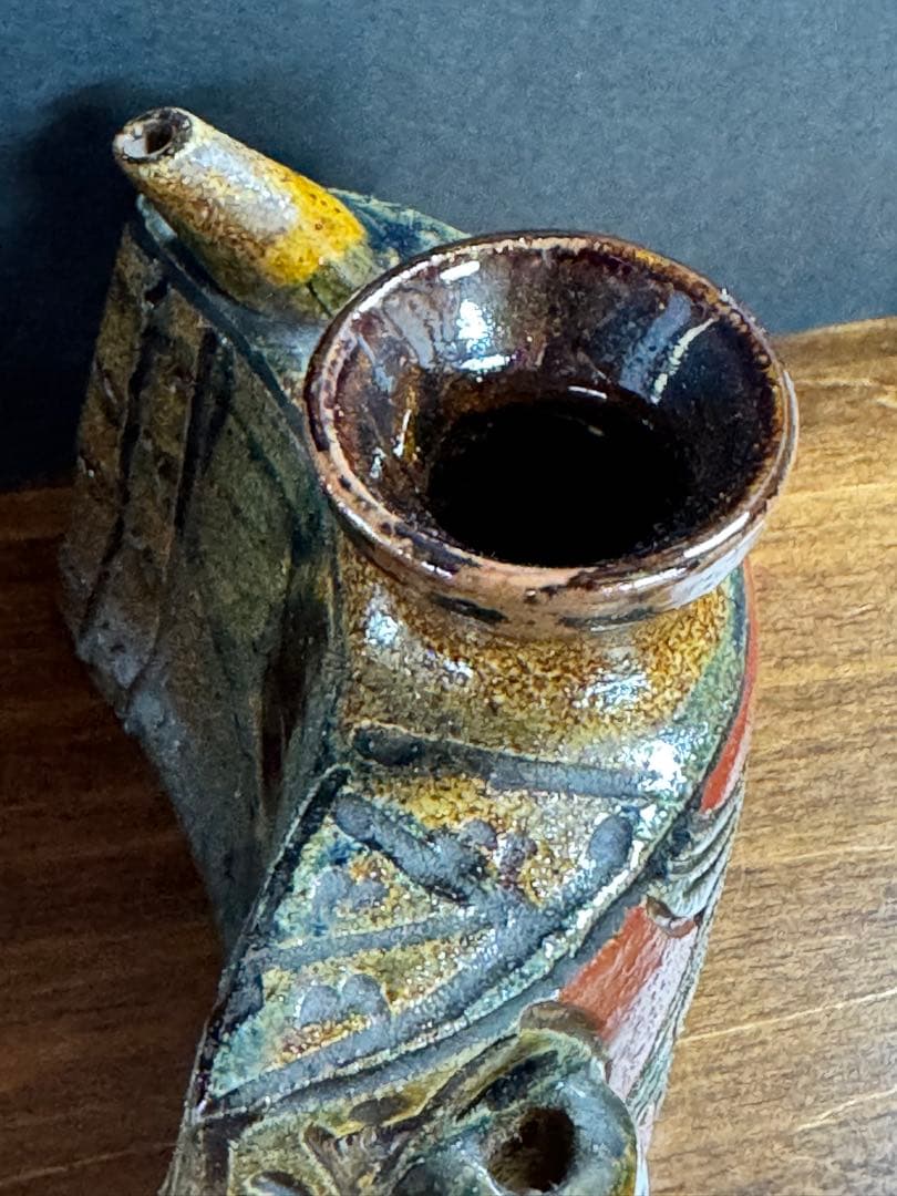 新垣菊さんの傑作、抱瓶　傷なし、欠けなし、躍動感、深い色合いと秞が素晴らしい。