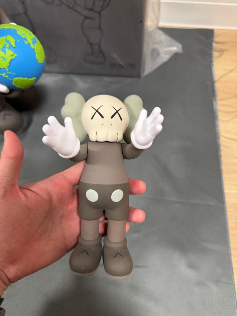 KAWS カウズ　フィギュア
