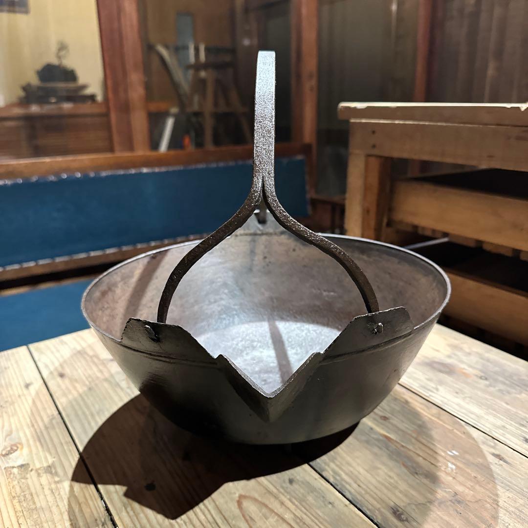 古い鉄製吊り鍋 注ぎ口付き / Antique Iron Pot 囲炉裏道具
