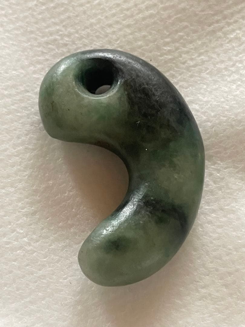 古墳時代　糸魚川　翡翠勾玉　出土品