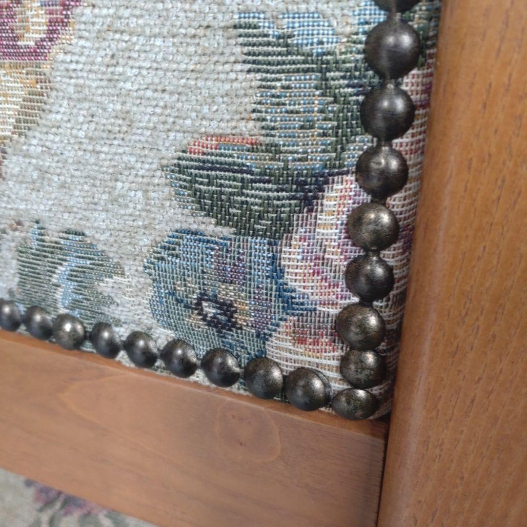 【英国アンティーク調】ダイニングチェア ゴブラン織 花柄 鋲打ち 木製　2/4