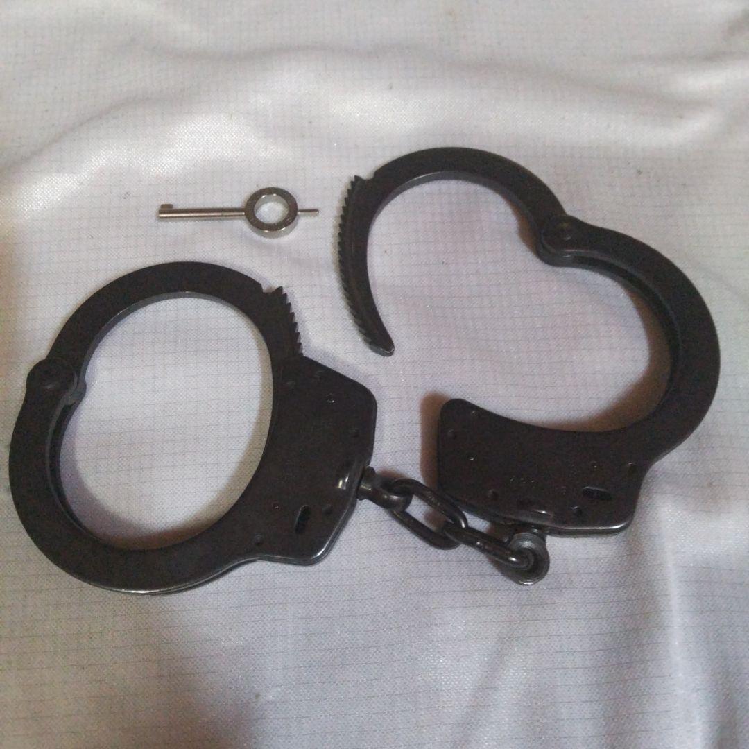 新年値下げ S&W黒い金属製手錠と鍵付き