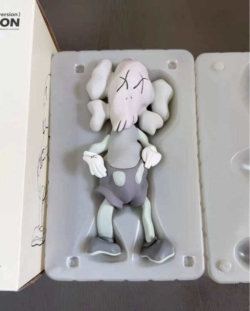 KAWSのROBERT LAZZARINIバージョンのCOMPANIONフ