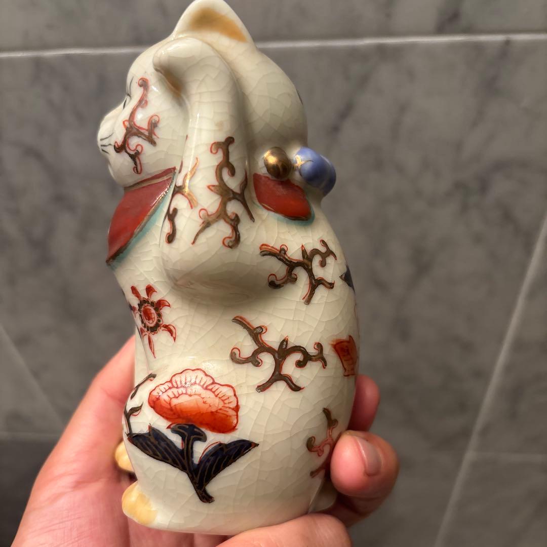 アンティーク伊万里　妖艶な瞳と体のお花や金彩が芸術的な招き猫