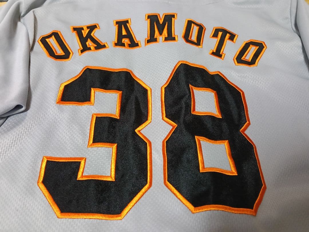読売ジャイアンツ　巨人　岡本和真 選手サイン寄せ書き入りユニフォーム 38番時代
