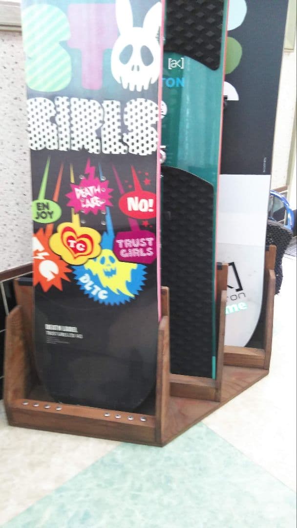 スノーボードディスプレイスタンドラック　３本用カラーウィールナット