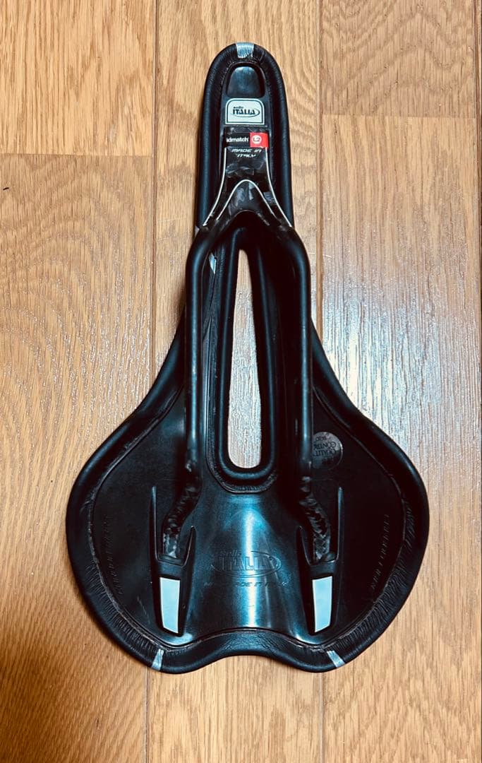 SLR Kit Carbonio Flow サドル Lサイズ ブラック