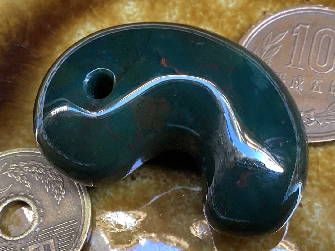 ✳【碧玉】と言える濃厚青緑色の出雲石勾玉　浮き草文様*斑点入り15万円はします