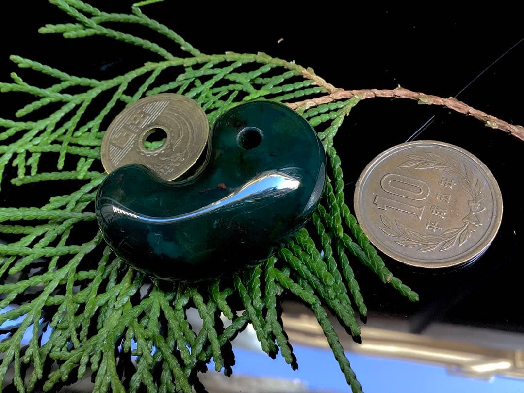 ✳【碧玉】と言える濃厚青緑色の出雲石勾玉　浮き草文様*斑点入り15万円はします