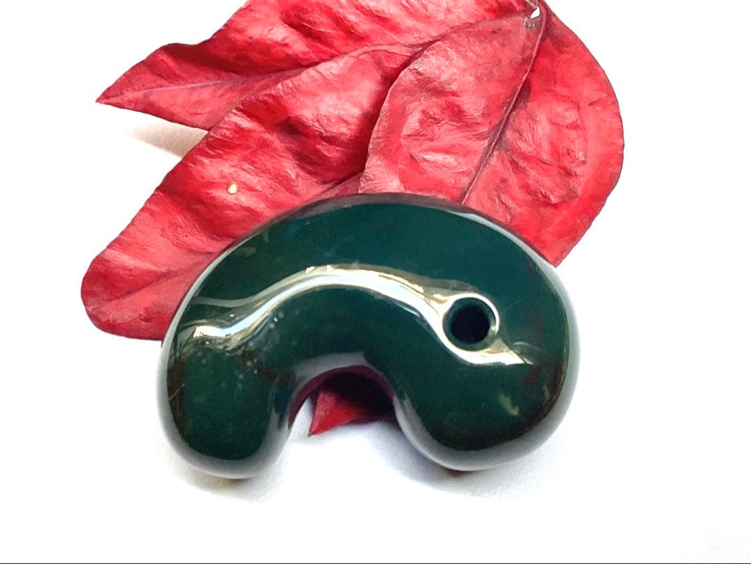 ✳【碧玉】と言える濃厚青緑色の出雲石勾玉　浮き草文様*斑点入り15万円はします