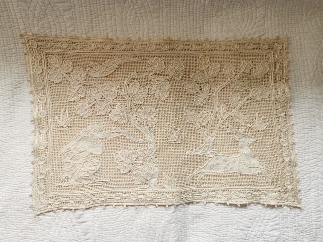 アンティークイタリア ブラットレース刺繍マット 神話の人物と男鹿と鳥 森林 古典