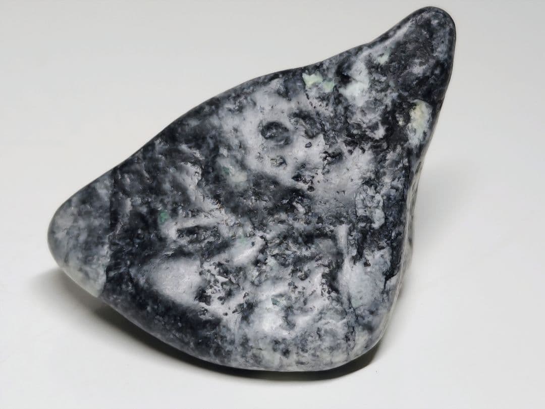 糸魚川143 翡翠 87g ヒスイ 原石 鑑賞石 自然石 誕生石 鉱物 鉱石